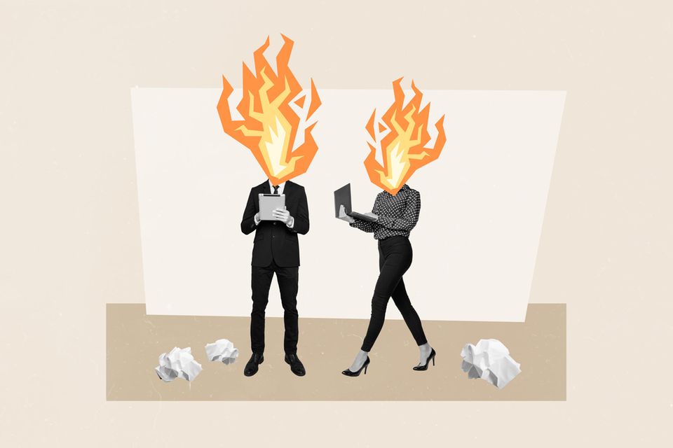 Zwei Arbeitende mit brennenden Köpfen im Büro