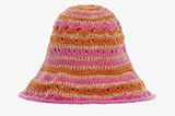 Crochet-Buckets avancieren gerade zum Mode-Trend im Frühling 2023. Logisch, denn bei steigenden Temperaturen muss die Kopfbedeckung nicht mehr warm halten, sondern nur noch Spaß machen. Mit seinen bunten Farben und verspielten Mustern löst dieser Häkelhut in jedem Fall sofort Fashion-Frühlingsgefühle aus. Von Mango, ca. 23 Euro