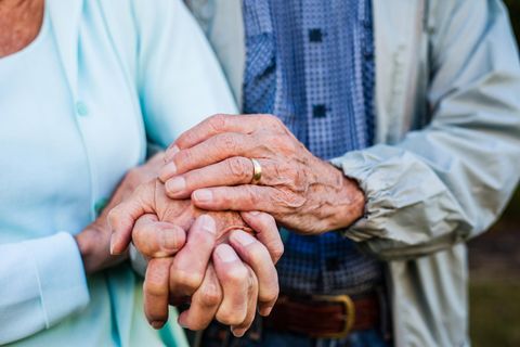 Oskar Holzberg: Älteres Paar hält Händchen