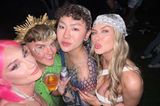 Auch Candy Crash, twenty4tim, Brian Havarie und Paulina Kurka lassen es sich auf dem Coachella Festival gut gehen und setzen auf ausgefallene Looks: Hier kommen glitzernde Netzoberteile, eine funkelnde Krone, Kopftücher und passende Strass-Ohrringe zusammen.
