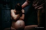 Geburtsfotografie 2023: Achwanger Fraue während der Geburt