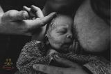 Geburtsfotografie 2023: Baby saugt an Brust