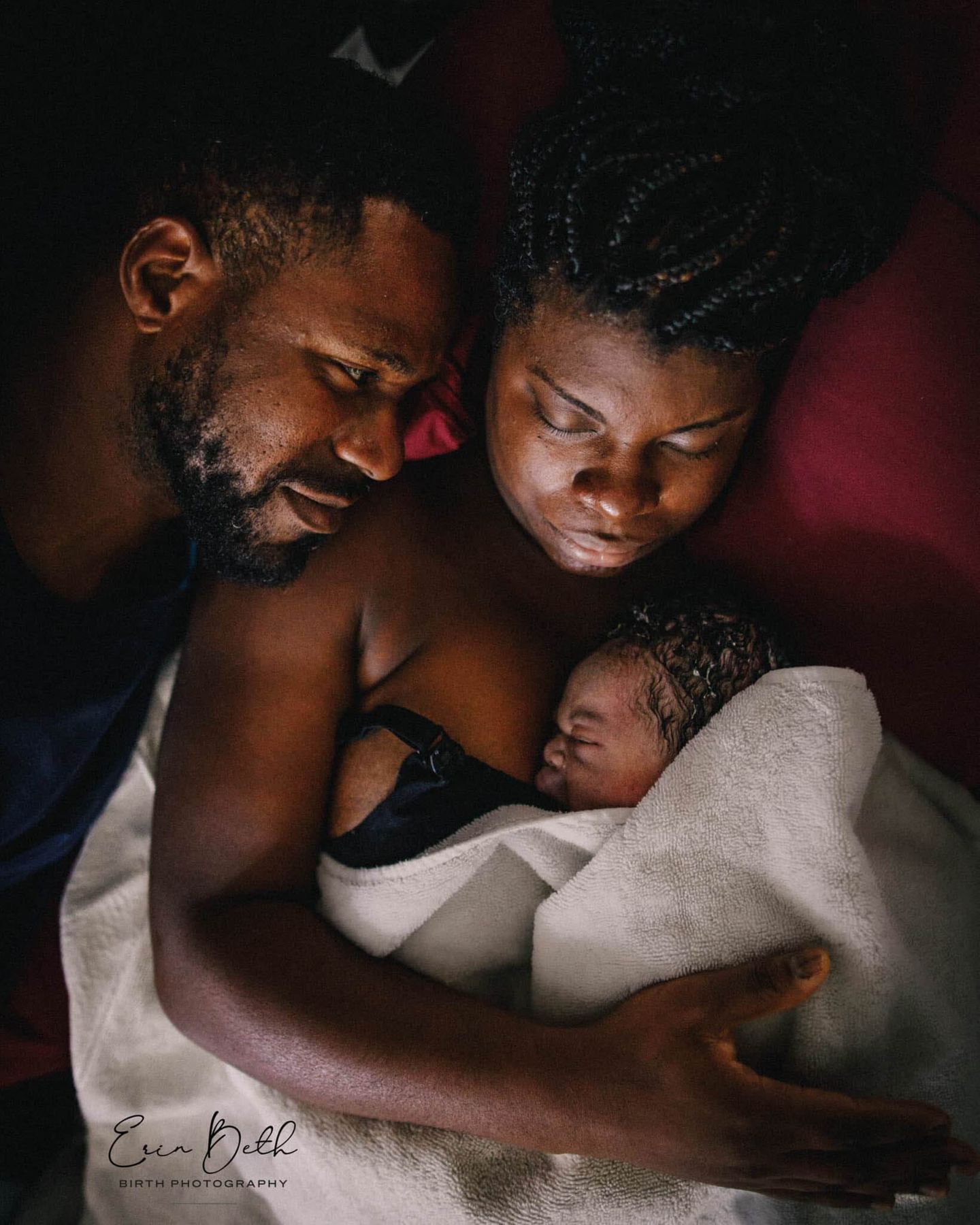 Geburtsfotografie 2023: Paar mit Neugeborenen im Arm