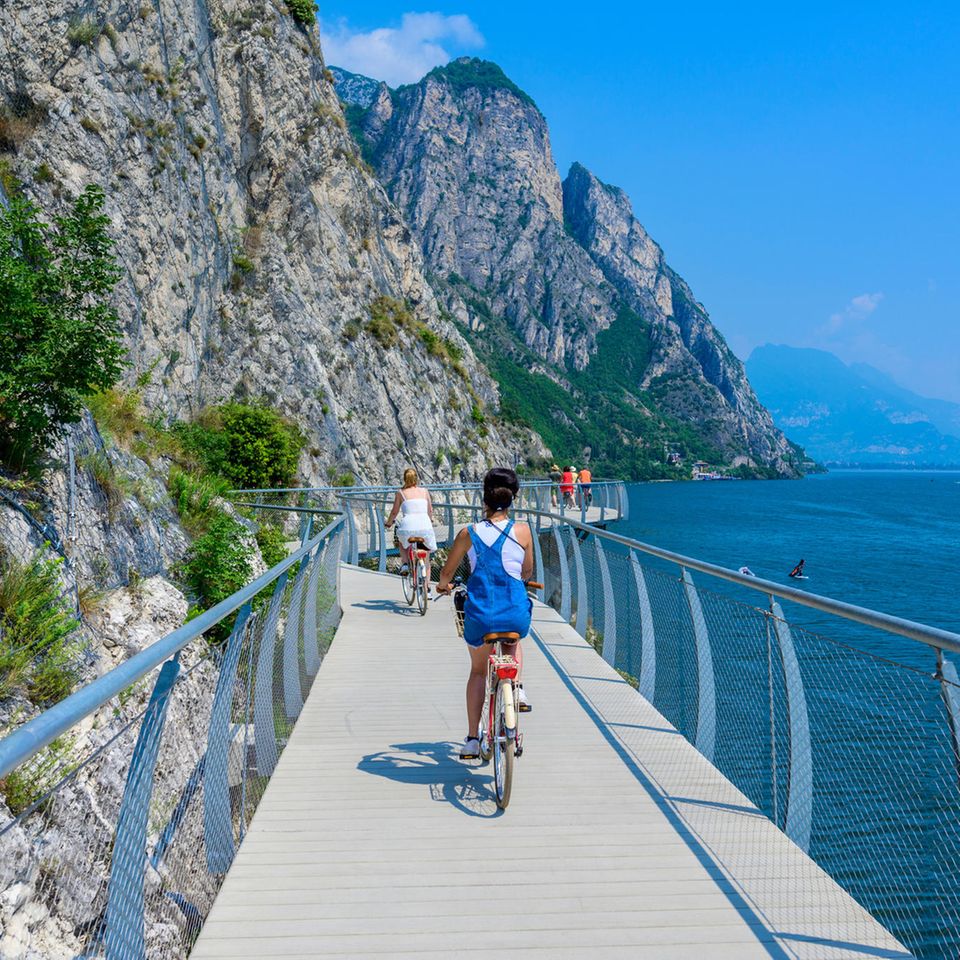 Mit Rad um den Gardasee: Fahrradfahrer fahren auf dem Radweg um den Gardasee