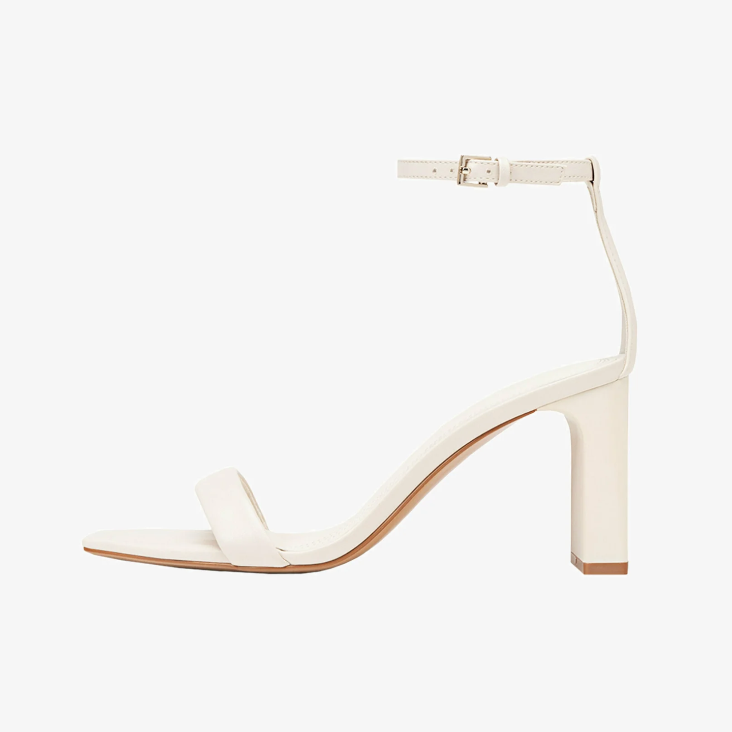 Zugegeben, wer sich für dieses charmante Modell entscheidet, ist am besten schon trainiert in Sachen Heels. Dennoch: Der zierliche Pumps von Stradivarius brilliert durch seine Schlichtheit. Der schmale Blockabsatz als auch die offene Schuhspitze wollen gesehen werden: kurze Kleider oder Anzüge? Sehr gerne hierzu! Von Stradivarius, kostet ca. 30 Euro.