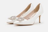 Eleganz und Stil begleiten die Braut hiermit auf Schritt und Tritt: Die klassischen weißen Pumps mit Verzierung sind die perfekte Wahl für einen stilvollen Auftritt mit Glamour-Effekt. Von Tamaris, kosten ca. 60 Euro. 