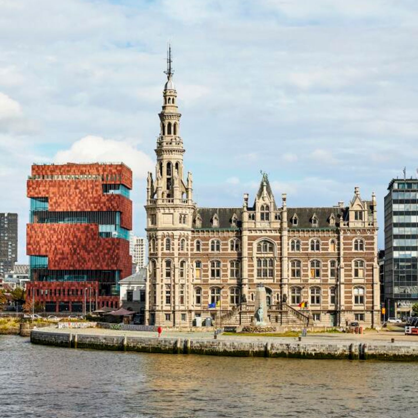Zwischen den zwei Welten von Antwerpenliegen nur zehn Minuten Fußweg. In der Altstadt direkt an der Schelde steht die 400-jährige Sint-Pauluskerk. Innen geben sich die Großen desflämischen Barock ein Stelldichein: Rubens, van Dyck und Jordaens. Beeindruckt von der Kunst und der ganzen sakralen Pracht laufe ich einmal um die Ecke und lande am Museum aan de Stroom, kurz MAS. Antwerpen hat den zweitgrößten Hafen Europas, und dieser hochgelobte Bau im Hafenviertel Eilandje feiert die Weltoffenheit der Stadt mit Ausstellungen und viel Platz zum Schauen. Zehn Stockwerke türmen sich hier aufeinander, die Fensterfronten so versetzt, dass jede Etage eine neue Perspektive eröffnet.