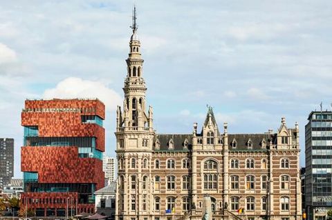 Zwischen den zwei Welten von Antwerpenliegen nur zehn Minuten Fußweg. In der Altstadt direkt an der Schelde steht die 400-jährige Sint-Pauluskerk. Innen geben sich die Großen desflämischen Barock ein Stelldichein: Rubens, van Dyck und Jordaens. Beeindruckt von der Kunst und der ganzen sakralen Pracht laufe ich einmal um die Ecke und lande am Museum aan de Stroom, kurz MAS. Antwerpen hat den zweitgrößten Hafen Europas, und dieser hochgelobte Bau im Hafenviertel Eilandje feiert die Weltoffenheit der Stadt mit Ausstellungen und viel Platz zum Schauen. Zehn Stockwerke türmen sich hier aufeinander, die Fensterfronten so versetzt, dass jede Etage eine neue Perspektive eröffnet.