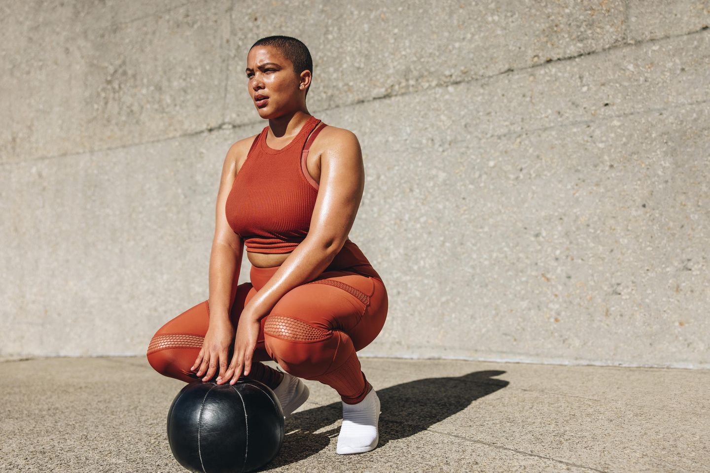Sportliche Frau: So viele Tage ohne Training überstehst du, ohne an Fitness zu verlieren