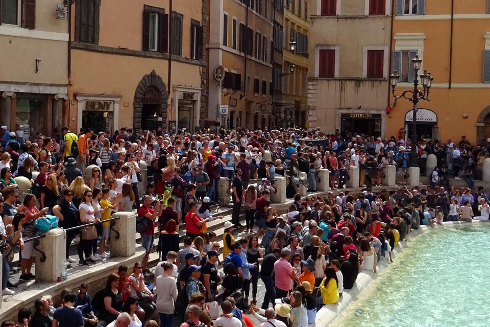 Italien: Menschen die auf Brunnen starren ...