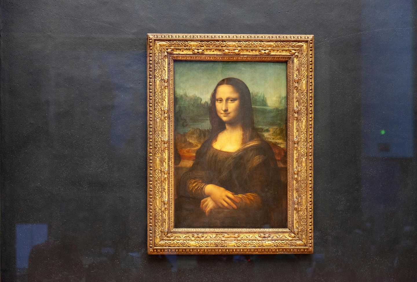 "Als Schülerin bin ich mit meiner Klasse nach Paris gefahren. Das war, glaube ich, 2010. Natürlich durfte der Louvre da nicht fehlen. Generell war ich zu dem Zeitpunkt nicht sonderlich kunstinteressiert, aber als wir in den Raum mit der Mona Lisa kamen, war ich überrascht und etwas... unbeeindruckt. Eine riesige Menschentraube stand vor ihr und auch ich wollte einen Blick erhaschen. Dabei stellte ich fest: Wow, ist die Mona Lisa klein! Das Gemälde ist gerade mal 77 x 55 cm. Heute weiß ich die Details auf der kleineren Leinwand zu schätzen, damals fühlte es sich für mich an, wie viel Lärm um nichts. Stattdessen habe ich mir lieber die riesigen detailreichen Gemälde in den anderen Räumlichkeiten angesehen und mit meinen Freund:innen nach allerlei Kleinigkeiten Ausschau gehalten." Lena