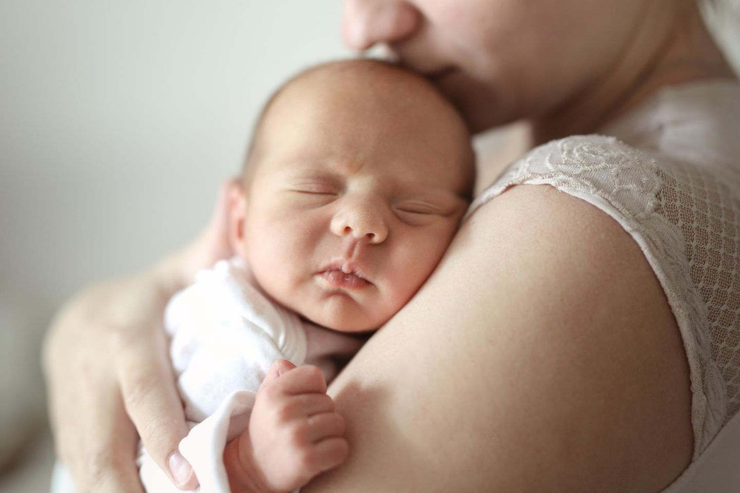 Ein Baby ist auf dem Arm seiner Mutter.
