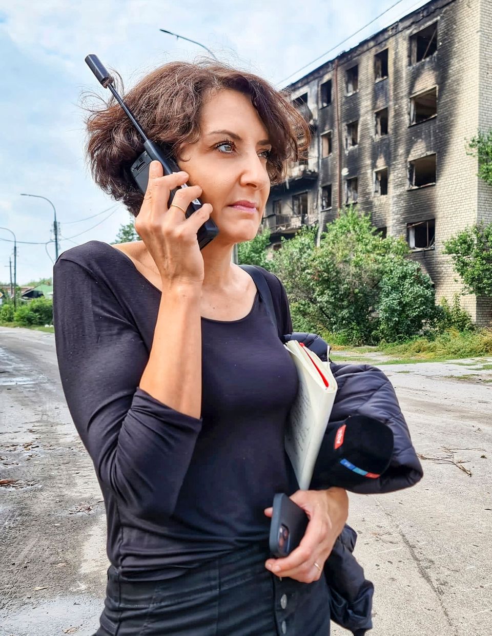 Im September berichtet Kavita Sharma aus der Stadt Isjum in der Ostukraine, kurz nachdem diese von russischen Truppen befreit wurde. Da es, wo sie sich aufhält, kein Handynetz gibt, benutzt sie ein Satellitentelefon.