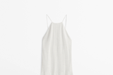 Zarte Träger und ein angenehmer Baumwoll-Stoff machen dieses Kleid zu etwas Besonderem. Auch der angedeutete, hochgeschlossene Neckholder-Schnitt stellt einen tollen Kontrast zum freiliegenden Rücken. Von Massimo Dutti, kostet ca. 200 Euro.