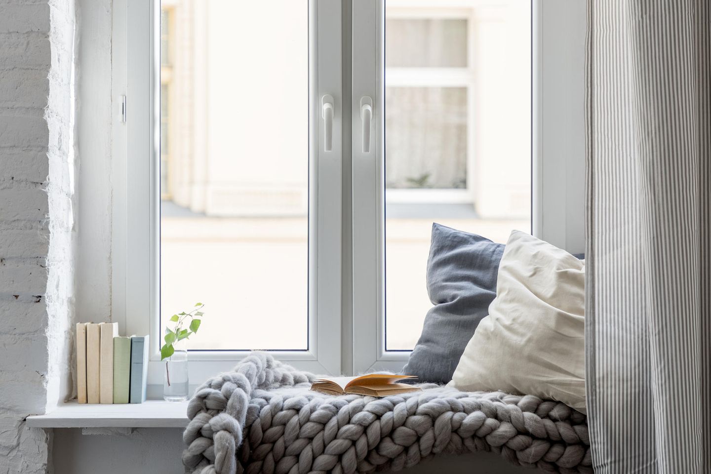 fensterbank dekorieren: die besten ideen und tipps | brigitte.de