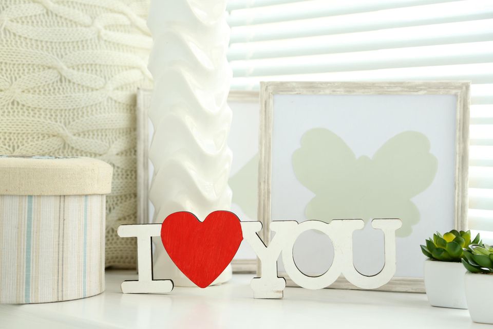 Fensterbank dekorieren: Schriftzug "I love you" auf Fensterbrett
