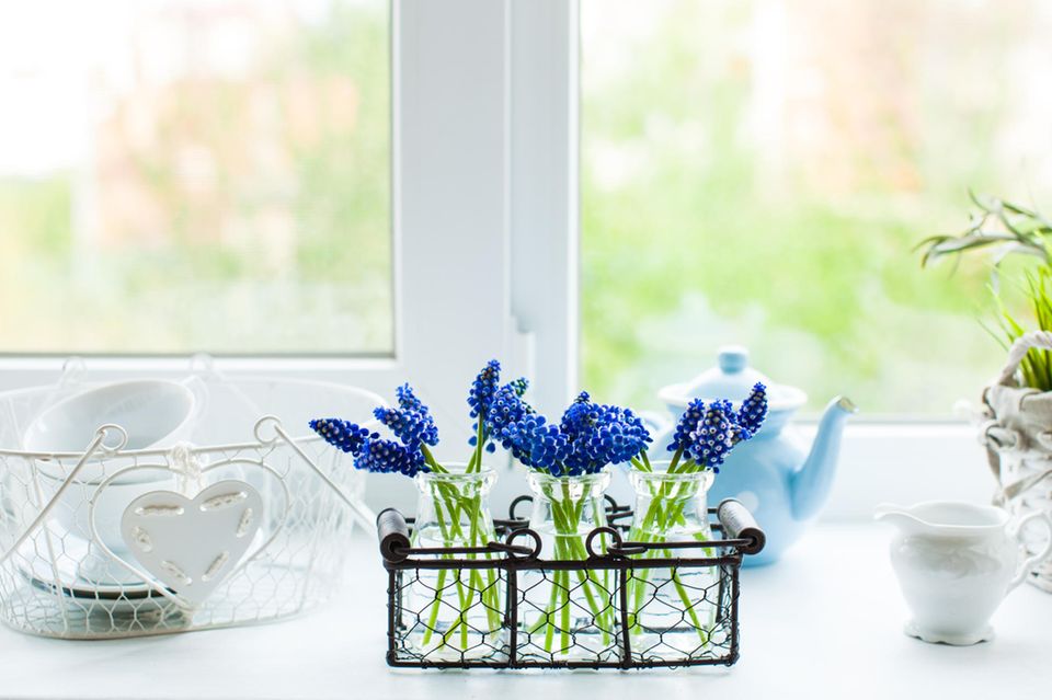 Fensterbank dekorieren: Blumen in Vase und Keramik