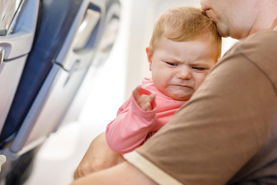 Wegen eines weinenden Babys rastet Passagier aus - auf ihn wartet die Polizei