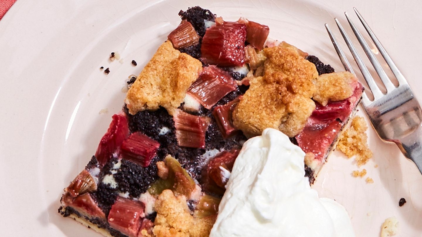 Rhabarber-Mohn-Blechkuchen | BRIGITTE.de