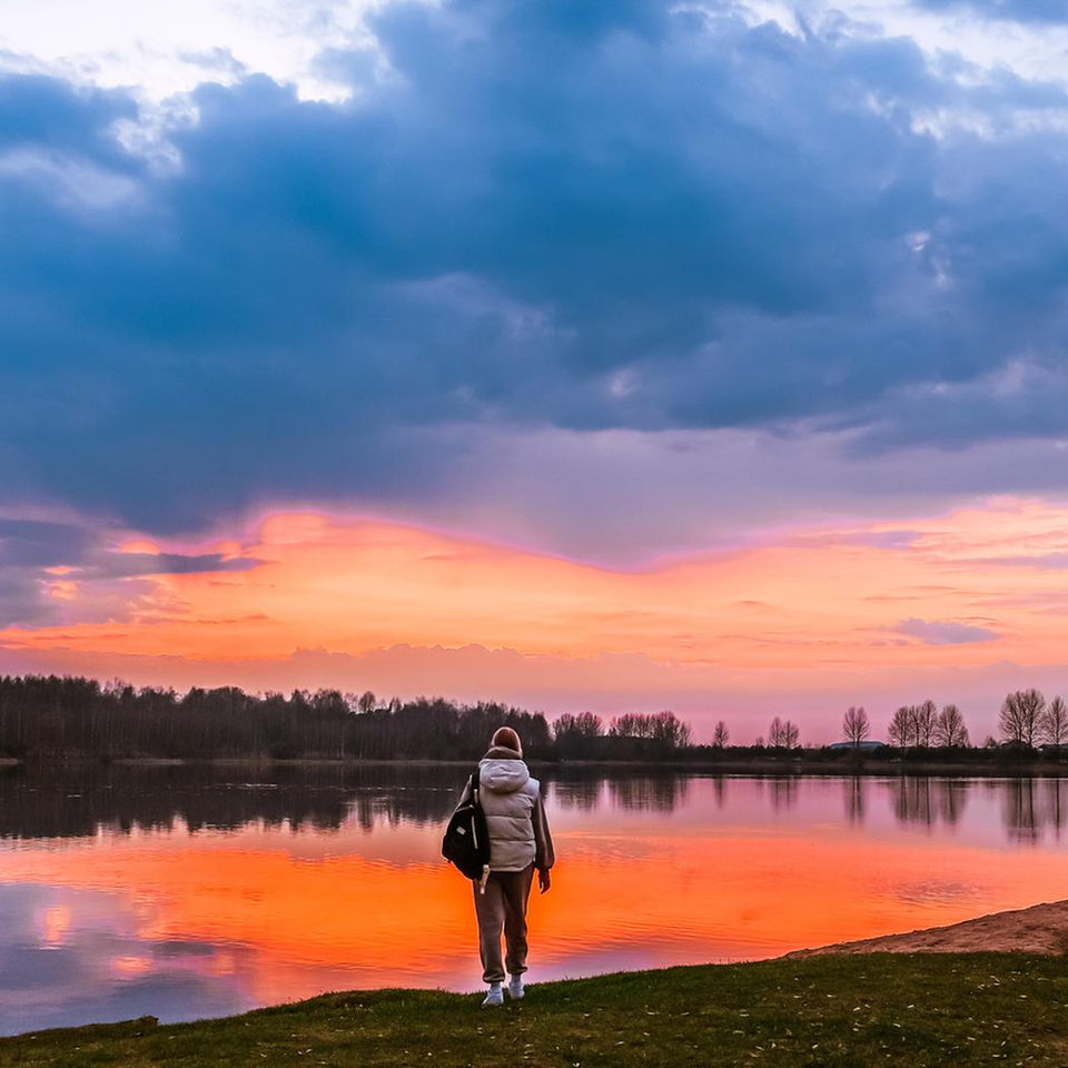 Psychologie: Eine Frau an einem See