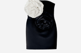 Mini? Midi? Maxi! Das zweifarbige Kleid ist eine Blumenwiese für die Augen— und zwar mit den schönsten Blumen, die man auf einem Partykleid je gesehen hat. Die zwei Maxi-Blumen wirken im Schwarz-Weiß-Spiel aufregend, schick und zeitlos-schön. Das kurze Kleid blüht zusammen mit Stilettos in Knallfarbe so richtig auf. Von Mango, kostet ca. 180 Euro. 