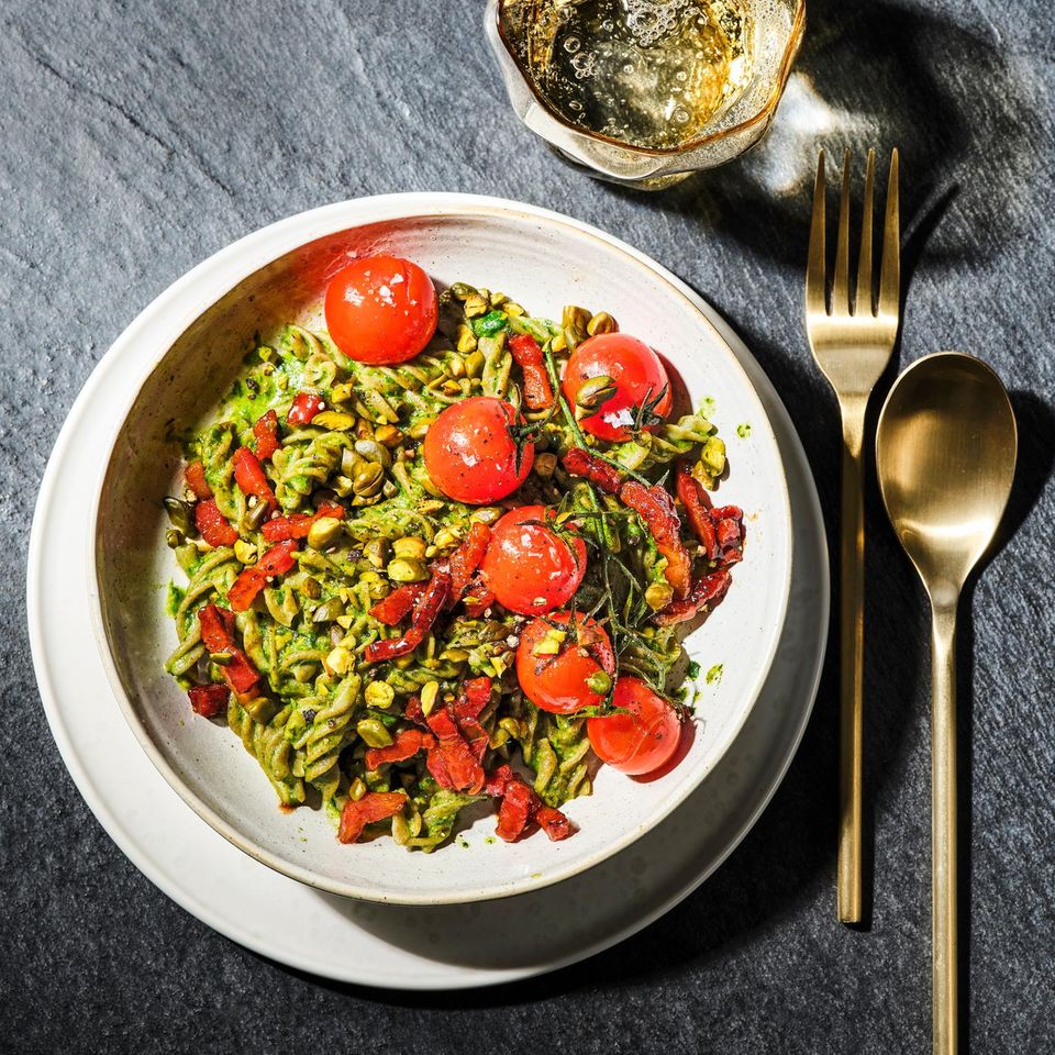 Grüne-Erbsen-Fusilli mit Bärlauch-Pesto und Pistazien