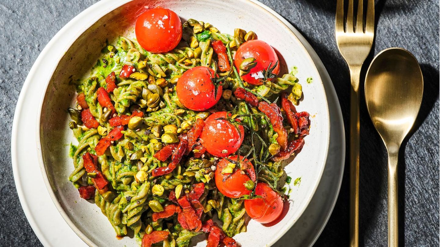 Grüne-Erbsen-Fusilli mit Bärlauch-Pesto und Pistazien | BRIGITTE.de