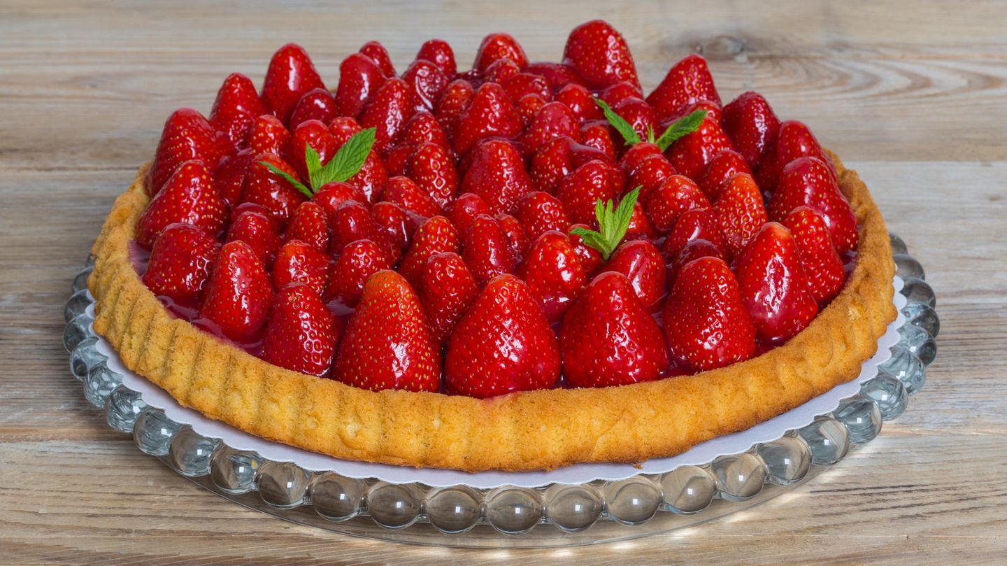 Kuchen-mit-Erdbeeren-Rote-Sommertr-ume-f-r-die-Kaffeetafel