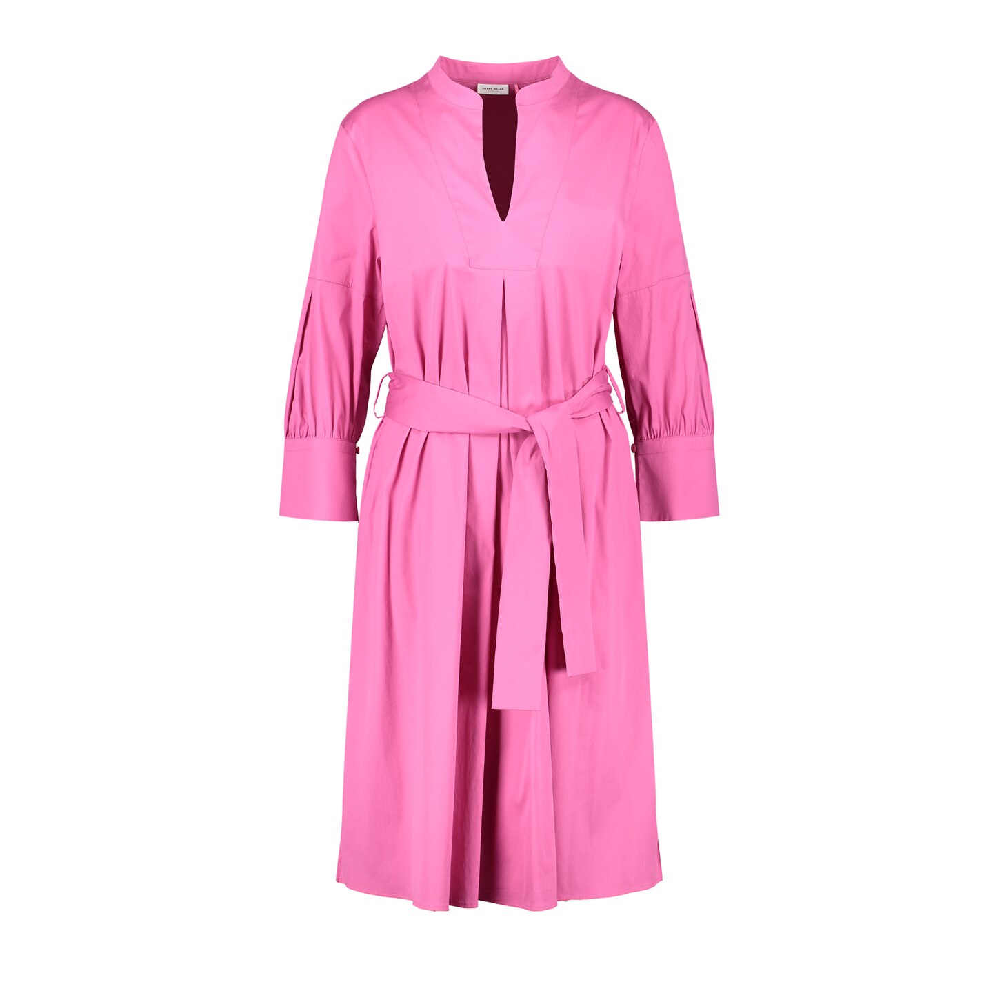 Feminine Farbe und bequemer Schnitt: Das kurze Kleid ist die ideale Entscheidung für alle, die eine Brücke zwischen casual und elegant schlagen möchten. Praktisch: Mit dem Bindegürtel kann man die Taille so betonen, wie man mag. Schleife hinten oder vorne? Alles ist möglich. Von Gerry Weber, kostet ca. 140 Euro. 