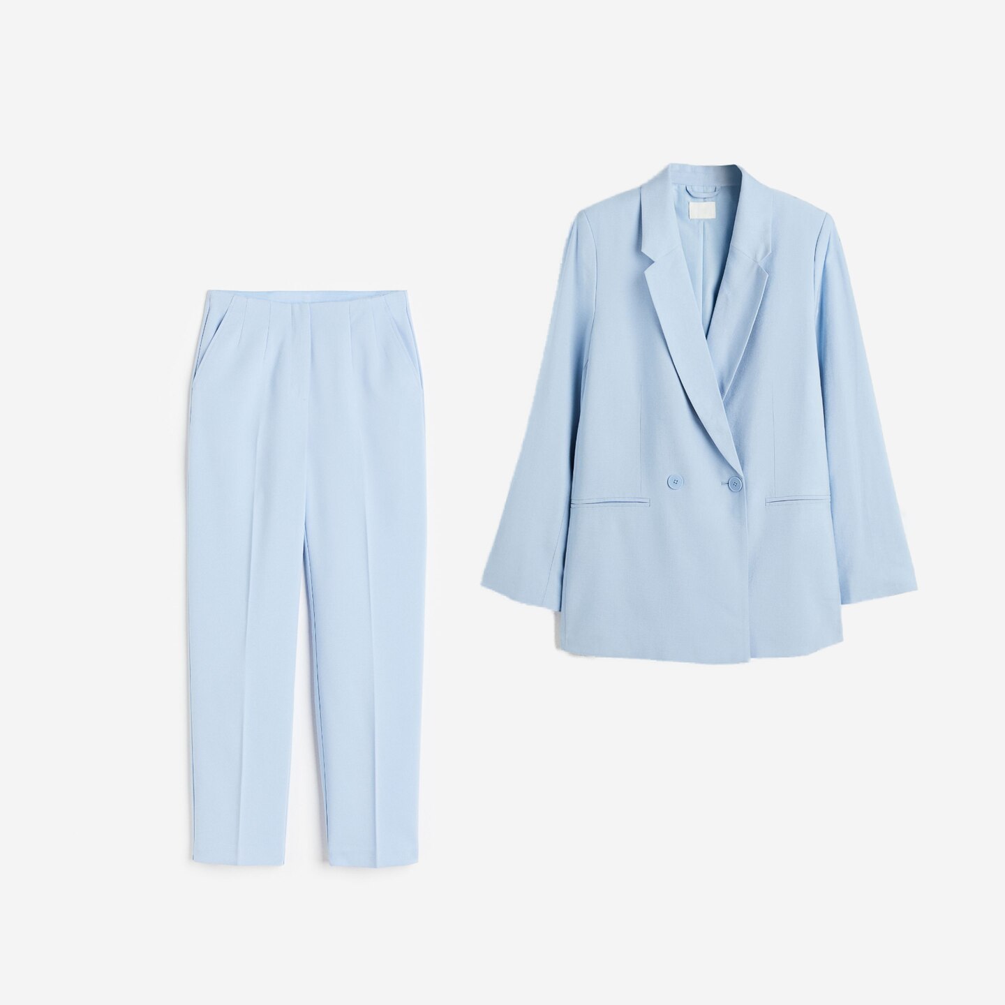 Das zarte Blau des Anzugs wirkt sanftmütig und versprüht Gelassenheit. Ein feines weißes Hemd mit Stehkragen komplettiert den Look — wer es nicht ganz so formell mag, wählt ein einfarbiges T-Shirt seiner Wahl. Von H&M, die Hose kostet ca. 26 Euro, der Blazer im Regular-Fit liegt bei etwa 36 Euro.