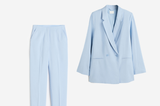 Das zarte Blau des Anzugs wirkt sanftmütig und versprüht Gelassenheit. Ein feines weißes Hemd mit Stehkragen komplettiert den Look — wer es nicht ganz so formell mag, wählt ein einfarbiges T-Shirt seiner Wahl. Von H&M, die Hose kostet ca. 26 Euro, der Blazer im Regular-Fit liegt bei etwa 36 Euro.