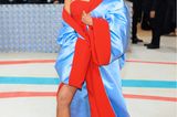 Kylie Jenner setzt auf Jean Paul Gaultier und macht die Met Gala in rotem One-Shoulder-Kleid mit Beinschlitz und babyblauen Mantelunsicher unsicher.