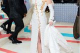 Diese Sicherheitsnadeln sitzen genau dort, wo sie hingehören. Schauspielerin Anne Hathaway brilliert in weißer Robe mit hohem Beinausschnitt von Versace. Das Kleid erhält durch kleine Swarovski-Kristalle zusätzliches Funkeln — dieses wird auch durch eine Halskette mit Emblem von Bulgari unterstützt.
