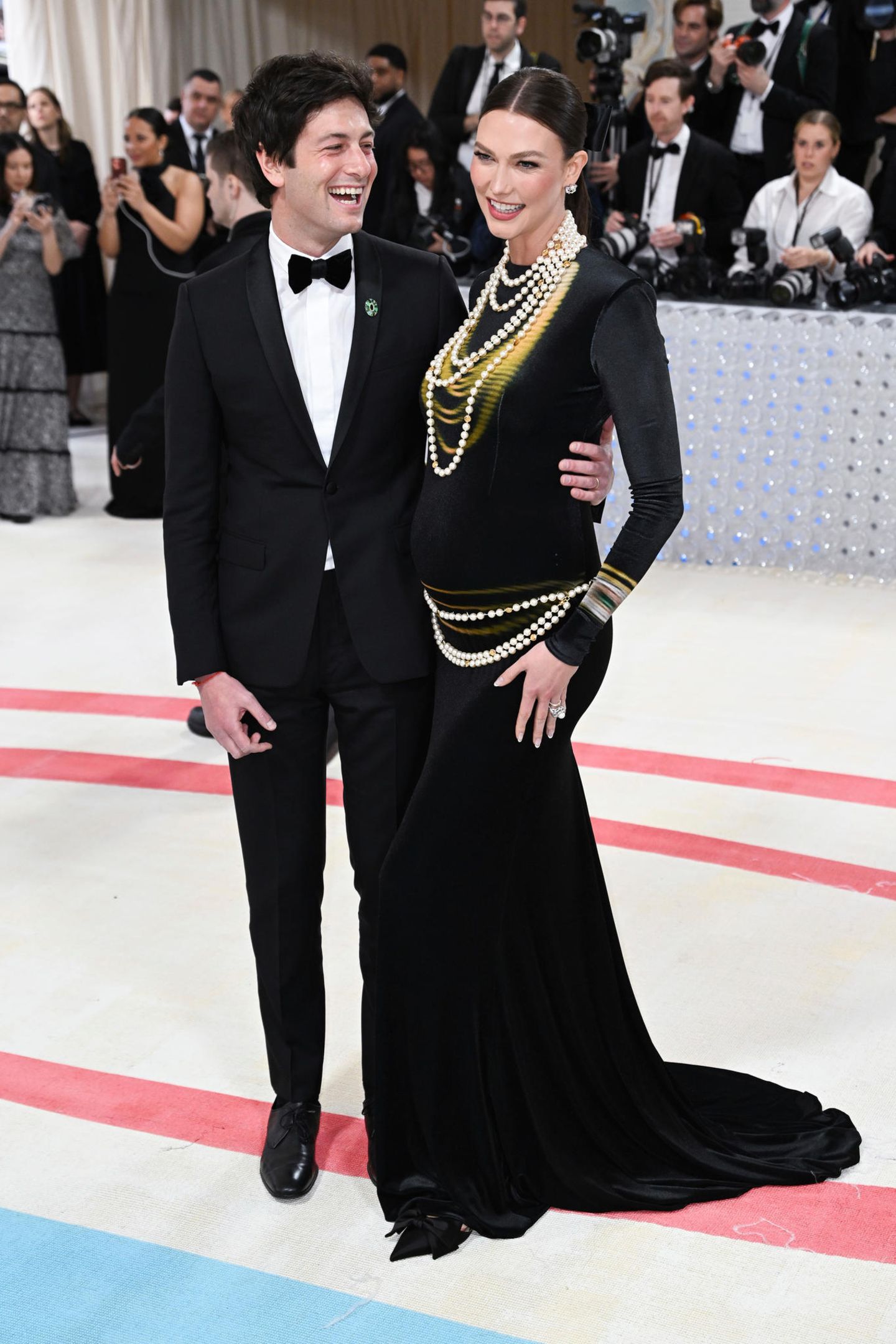 Karlie Kloss ist wieder schwanger! Da wird ihr eleganter, mit Perlenketten behangener Look in Schwarz fast zur Nebensache. Von Loewe.