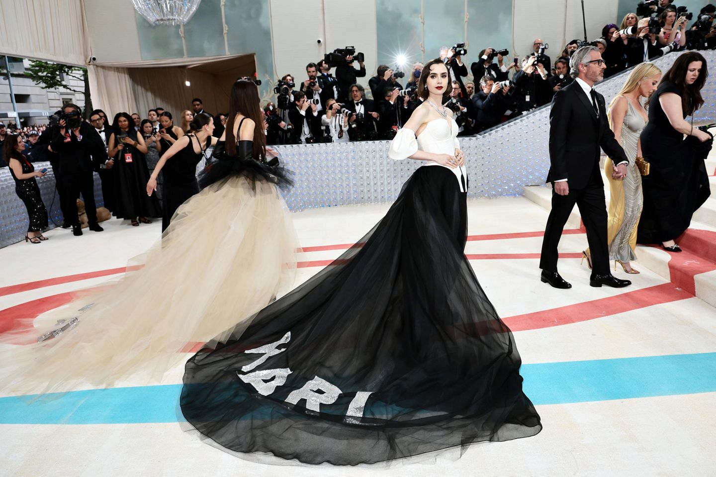 Auf dem Red Carpet der Met Gala ist immer viel los, in diesem Jahr besonders, wenn Stars wie Lily Collins dem verstorbenen Star-Designer Karl Lagerfeld mit ausladenden Haute-Couture-Looks wie diesem huldigen.