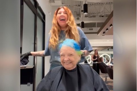 Oma lässt sich von Enkelin die Haare färben – und bricht in Gelächter aus