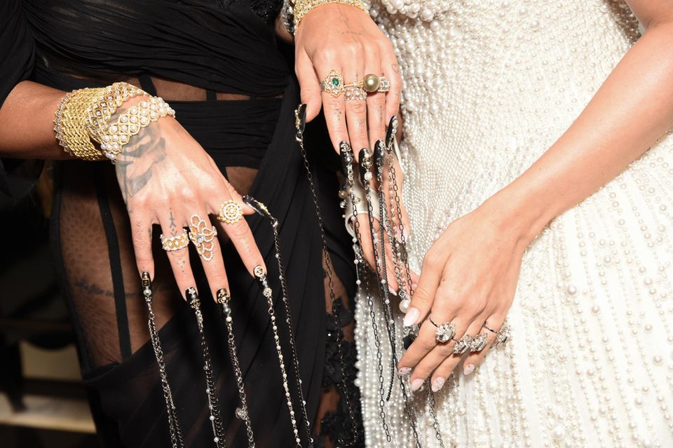 Rita Ora überrascht zur Met Gala 2023 prunkvollen Ketten an den manikürten Nägeln.