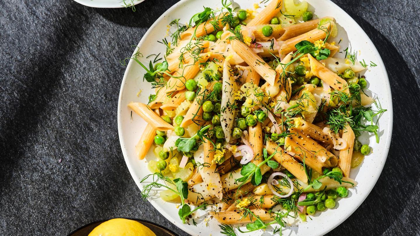Vollkorn-Penne mit Erbsen-Spargel-Gemüse | BRIGITTE.de