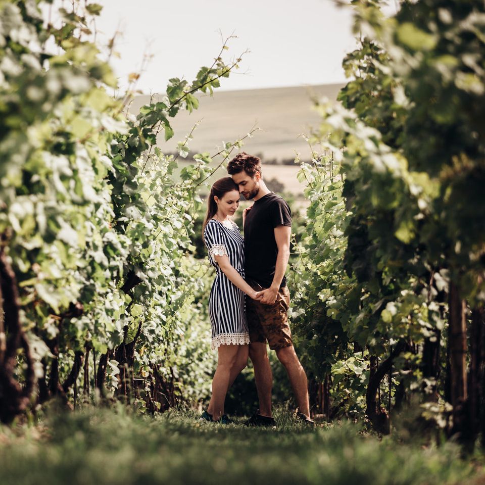 Demisexuell: Verliebtes Paar in der Natur