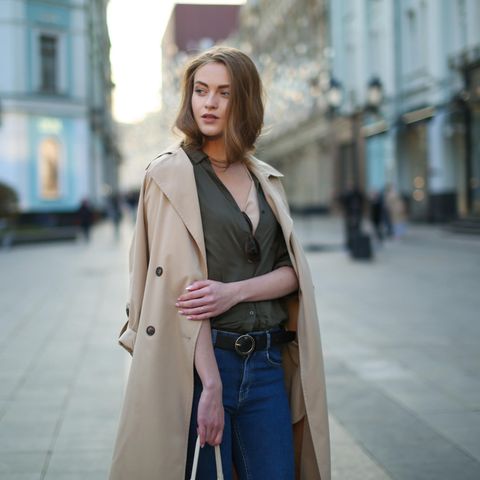 Deals des Tages: Frau trägt beigen Trenchcoat