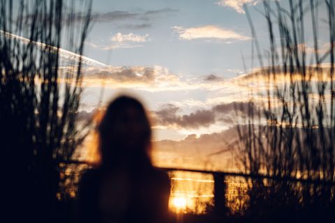 Psychologie: Der Schatten einer Frau vor einem Sonnenuntergang