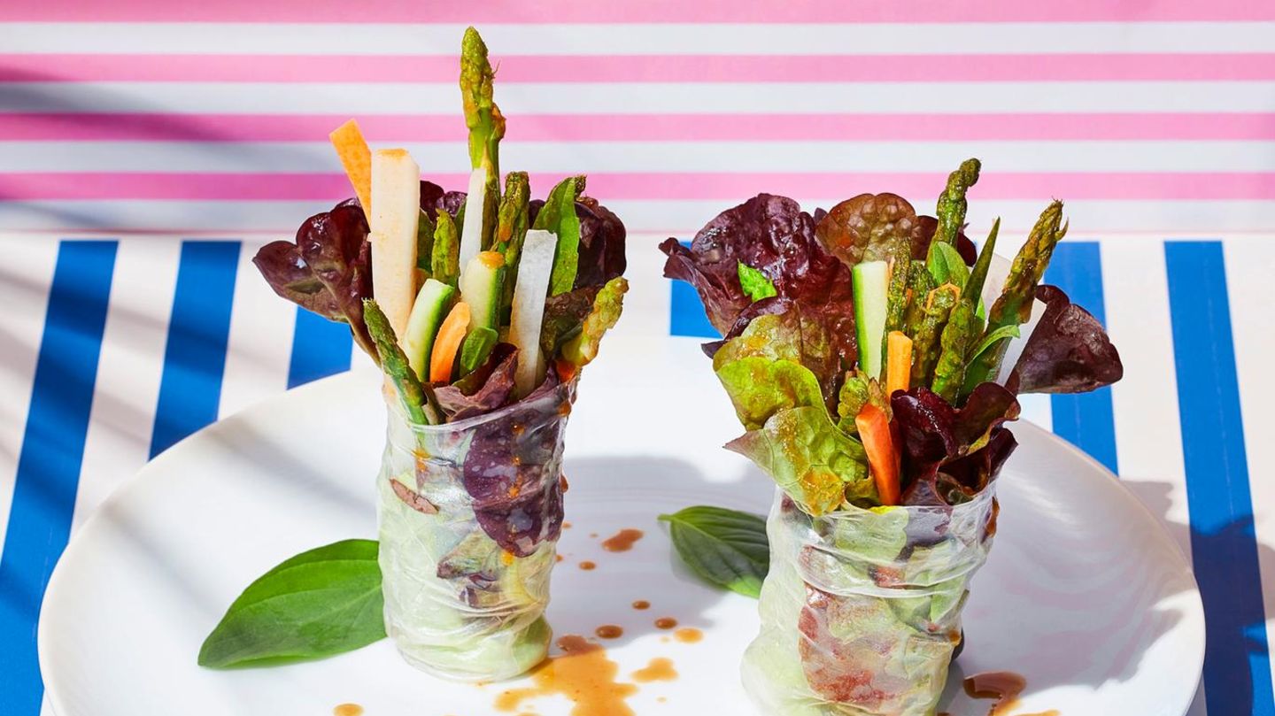 Thai-Spargel-Rocket-Rolls mit Erdnuss-Soße | BRIGITTE.de
