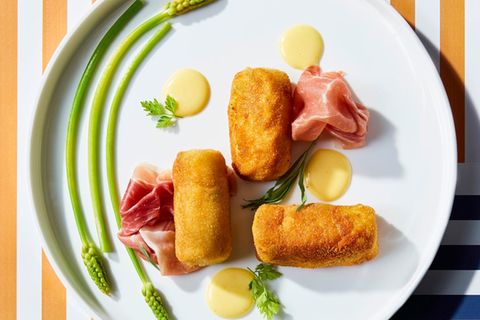 Spargel-Kroketten mit Sauce béarnaise und Schinken