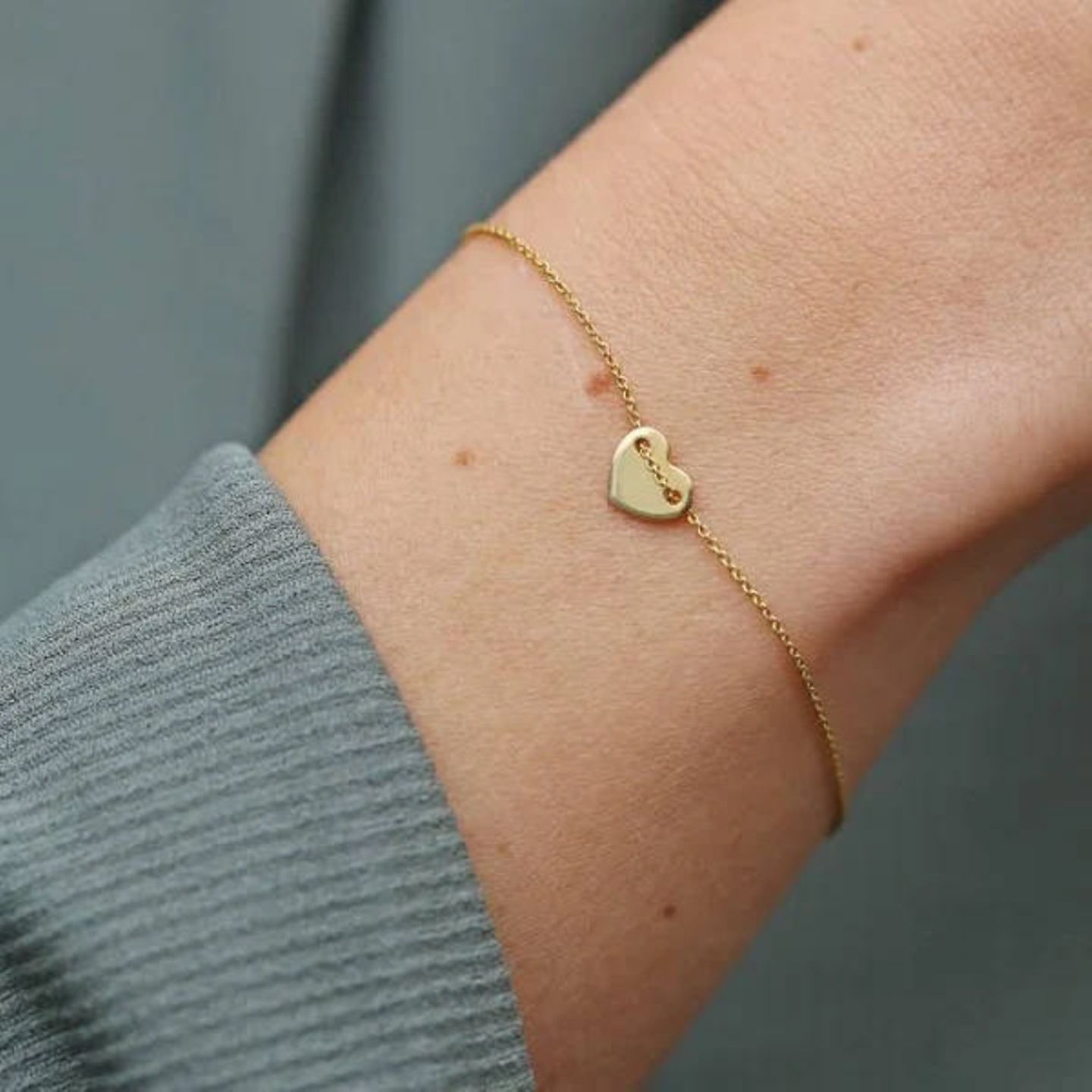 Herz aus Gold: Wenn du deiner Mutter in diesem Jahr einen ganz besonderen Dank aussprechen möchtest, könnte dieses niedliche Armband passend sein. Du kannst es gravieren und so zu einem noch persönlicheren Geschenk werden lassen. Das limitierte Hati-Armband von The Siss Bliss kannst du für 199 Euro nachshoppen. 