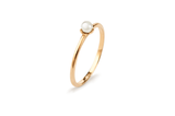 Zierlich aber luxuriös: Mit diesem Ring verewigst du dich an den Fingern deiner Mutter. Ein perfektes Geschenk für alle Mamas, die zurückhaltenden Goldschmuck lieben. Der Perlenring von Akind kostet etwa 225 Euro. 