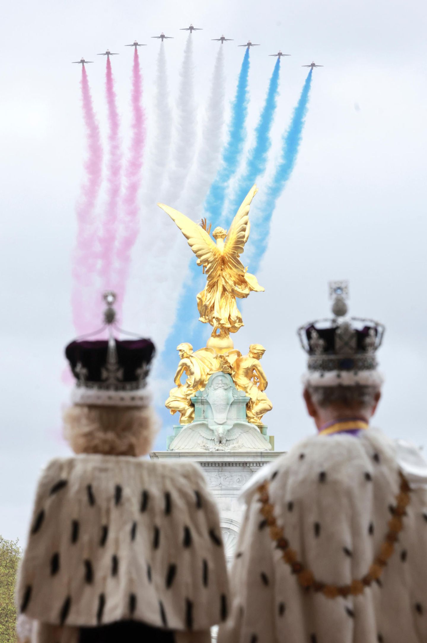 Krönung König Charles: Königin Camilla und König Charles von hinten