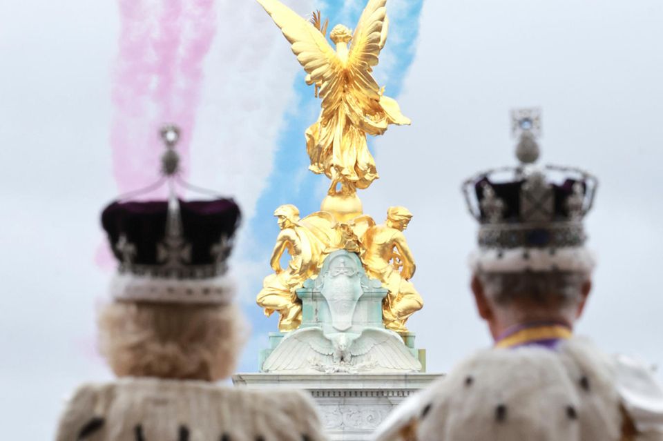 Krönung König Charles: Königin Camilla und König Charles von hinten