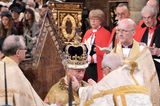 Krönung König Charles: König Charles wird von Erzbischof von Canterbury gekrönt