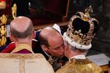 Krönung König Charles: Prinz William küsst seinen Vater König Charles