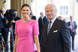 Anstatt von Königin Silvia wird Schwedens König Carl-Gustav von seiner Tochter, Kronprinzessin Victoria, zu den Feierlichkeiten im Buckinghampalast begleitet. Und die bezaubert in einem Look im angesagten Barbiecore. Zum Roland-Mouret-Dress in Pink kombiniert Victoria metallisch-schmimmernde Pumps von Gianvito Rossi und eine Clutch im gleichen Look von Louboutin. Ihr Vater erscheint im klassischen Anzug.